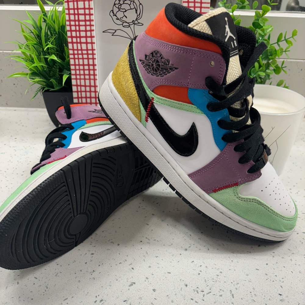 Lightbulb Jordan 1s 6.5y or 8 women!! Grab them these are 🔥🔥